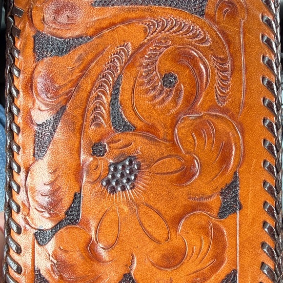 Vintage Hand-Tooled Leather tan and dark brown men’s bi-fold wallet. - Picture 2 of 7